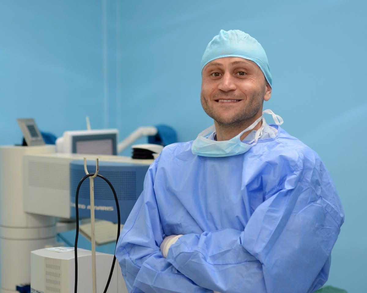 د. معاذ الحسن أخصائي طب وجراحة العيون داخل عيادة حديثة في عمان الأردن